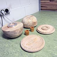 Flaschenköpfe (grob vorgedreht), Flaschenböden und Ventil-Drehknöpfe fertiggestellt  