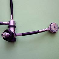 Atemregler (Stufe 1) und Manometer