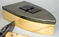 Bild 1: Bügeleisensohle als kleiner Amboß