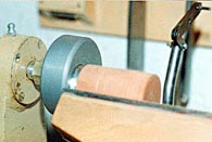 Bild 5: Nachdem am rotierenden Körper mittels Stechzirkel die Längeneinteilung angerissen wurde, schraubt man das Anschlagfutter von der Spindel ab, setzt es in die Ausdrehung des Ausgleichskörpers ein und schraubt es diesmal versetzt an die Spindel. tmb bowl4